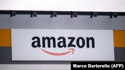 Логотип Amazon на территории компании в Брандиццо, недалеко от Турина, сделанной 22 марта 2021 года. Италия.