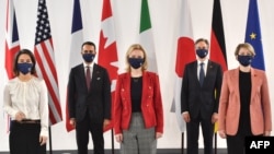 Германската министерка за надворешни работи Аналена Баербок, со колегите од Италија- Луиџи Ди Мајо, од Британија- Лиз Трус, од Канада-Мелани Џоли и американскиот генерален секретар Антони Блинкен на средба на Г7