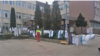 Zdravstveni radnici iz Konjica skinuli su bijele mantile i okačili ih na ogradu u znak protesta, Konjic, 15. decembra 2021. 