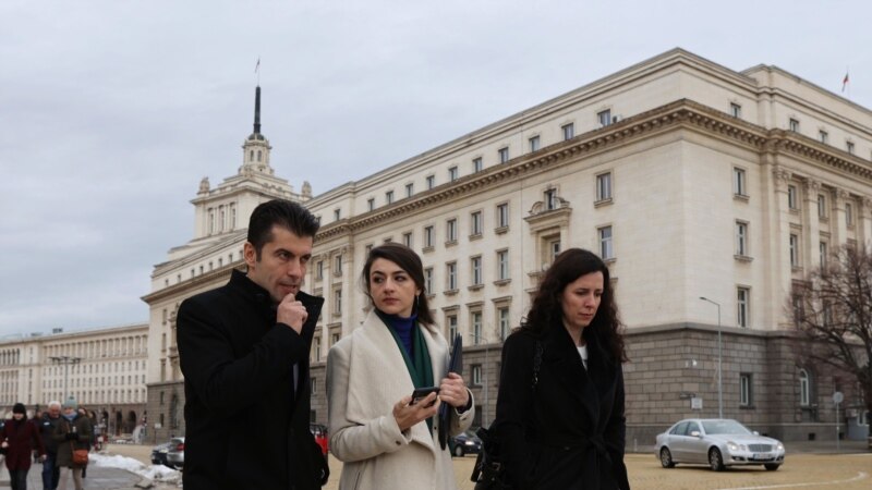 Вонредна седница на бугарскиот парламент за оставката на министерот за одбрана