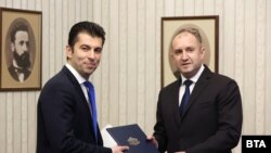 Kryeministri i emëruar bullgar, Kiril Petkov dhe presidenti bullgar, Rumen Radev. 