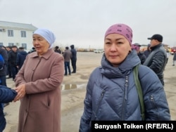 Гульмира Хангереева (справа), заявляющая, что во время кровопролития в Жанаозене получила ранение в ногу, на поминках 11 декабря 2021 года