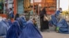 تعدادی از زنان فقیر در مقابل یک نانوایی در کابل 