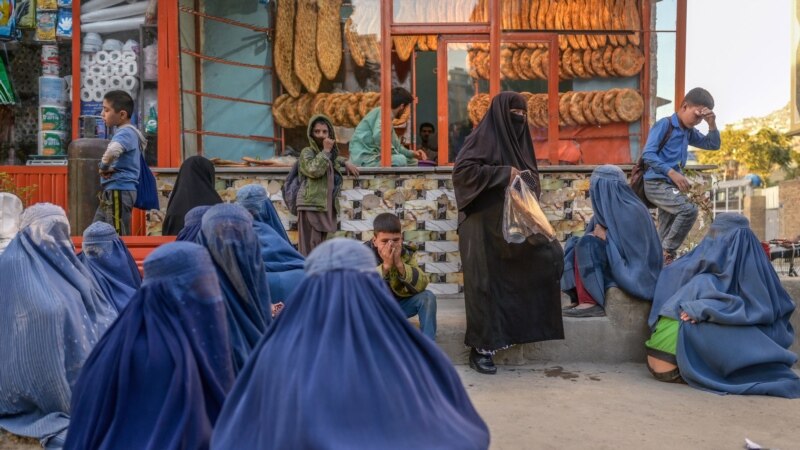 Transparenti talibana sa zahtevom ženama da nose hidžab