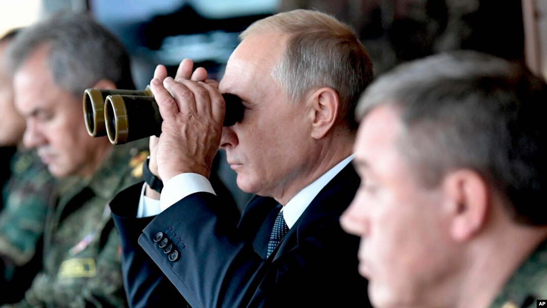 Vladimir Putin a supervizat anterioarele exerciții militare „Vostok”, de pe terenul de antrenament „Telemba”, în Siberia de Est, Rusia, 13 septembrie 2018.
