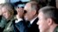 Ілюстрацыйнае фота. Ўладзімір Пуцін назірае за вайсковымі вучэньнямі ў Расеі, 2018 год 