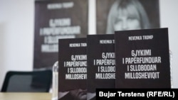 Ekzemplarë të librit “Procesi penal kundër Sllobodan Millosheviqit: gjykimi i papërfunduar”. Prishtinë, 13 dhjetor, 2021.