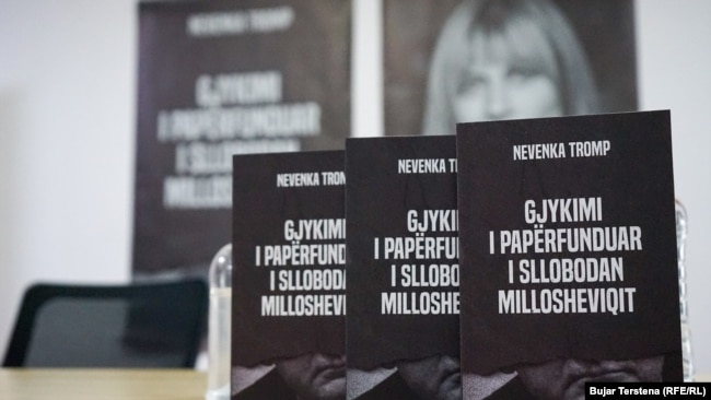 Ekzemplarë të librit “Procesi penal kundër Sllobodan Millosheviqit: gjykimi i papërfunduar”. Prishtinë, 13 dhjetor, 2021.