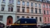 Policijsko vozilo parkirano je ispred zgrade tokom racija na nekoliko lokacija u Drezdenu, Njemačka, 15. decembra 2021.