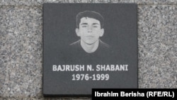 Fotografia e Bajrush Shabanit e vendosur në memorialin kushtuar viktimave të masakrës në Reçak.