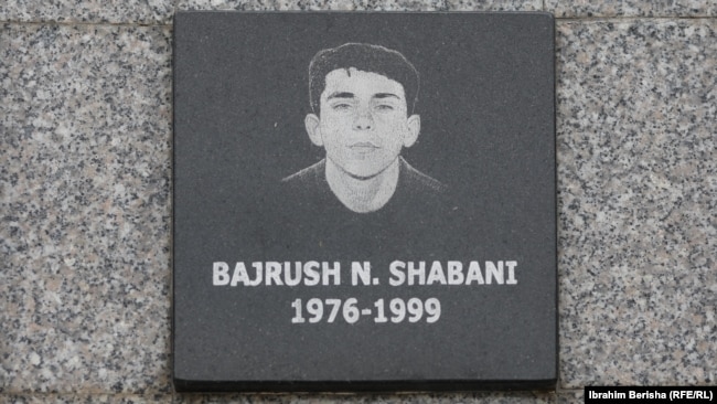 Fotografia e Bajrush Shabanit e vendosur në memorialin kushtuar viktimave të masakrës në Reçak.