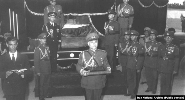 سرتیپ احمد زنگنه در میان شماری از فرماندهان ارتش شاهنشاهی در جریان مراسم بازگشت پیکر رضا شاه از ژوهانسبورگ.