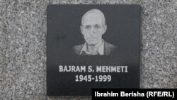 Babai i Benjaminit, Bajrami, në pllakën përkujtimore të të vrarëve në masakrën e Reçakut.
