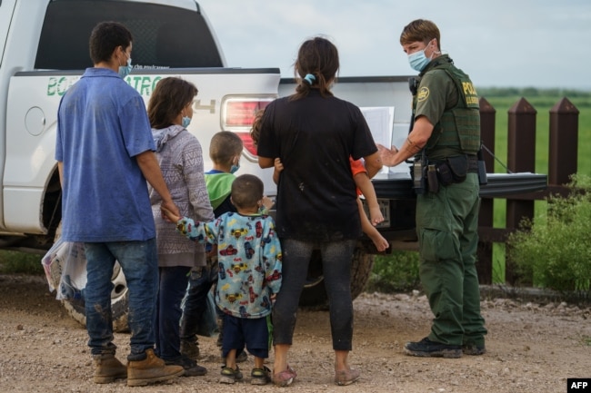 Мигранты, пытающиеся пересечь границу США. Техас. 8 июля 2021 года.