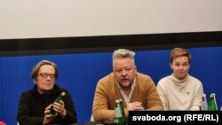 Зьлева направа: Агнешка Голянд, Мікалай Халезін і акторка Свабоднага ттэатру Марына Якубовіч.