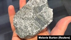 Uzorak kamena minerala jadarit, iz litijumskog projekta kompanije Rio Tinto u Srbiji, izložen u rudarskom centru za istraživanje i razvoj Bundoora u Melburnu, Australija, 30. juli 2021.