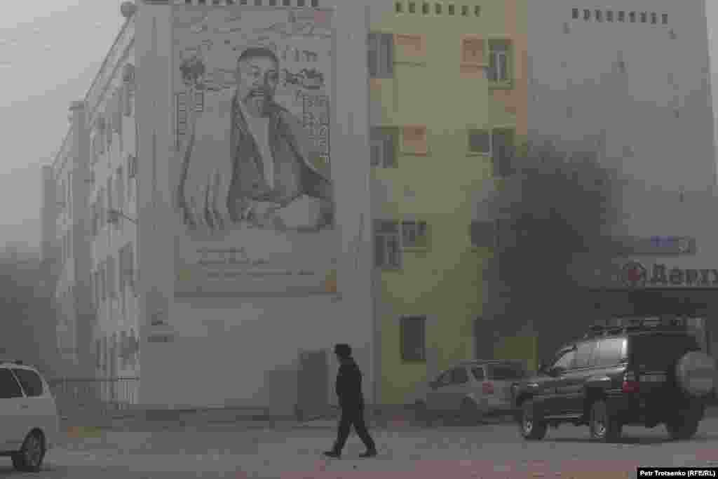 Қаладағы көпқабатты үйлердің бірінде Абай Құнанбаевтың портреті тұр. 15 желтоқсан 2021 жыл.