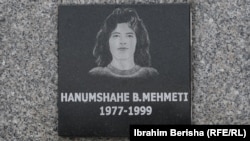 Hanumshahja, motra e Benjaminit në pllakën përkujtimore të të vrarëve në masakrën e Reçakut.