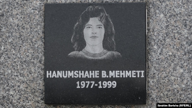 Hanumshahja, motra e Benjaminit në pllakën përkujtimore të të vrarëve në masakrën e Reçakut.