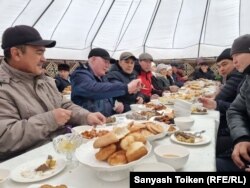 Жаңаөзен құрбандарын еске алу шарасына жиналған халық дастархан басында отыр. Маңғыстау облысы, Жаңаөзен қаласы 11 желтоқсан 2021 жыл.