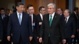 Председатель Китая Си Цзинь и президент Казахстана Касым-Жомарт Токаев (оба на переднем фоне) на саммите в Астане. 17 июня 2025 года