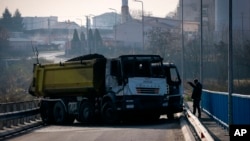 Izgoreli kamion, deo barikade na mostu u blizini Severne Mitrovice, Kosovo, 29. decembra 2022.