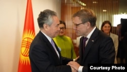 Министр Кулубаев Германиянын башкы дипломаты Йоханн Вадефулду тосуп алууда. ТИМ тараткан сүрөт. 