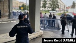 Policija na ulazu u gradsku skupštinu, Novi Sad, 3. oktobar 2025.