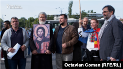 Un mic grup de protestatari anti-restricții care protestează de mai mult de o lună în Piața Victoriei. În ultima săptămână însă, proteste cu mii de participanți s-au extins în toată țara 