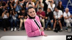 Actrița iraniană Taraneh Alidoosti pozează pentru presă la proiecția filmului „Frații Leilei”, la al 75-lea festival de film de la Cannes, pe 26 mai, 2022. (Foto: AP) 