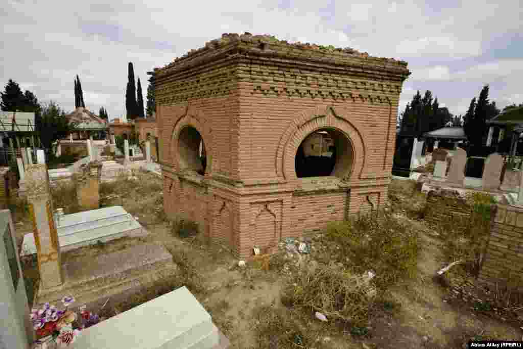 Ozanlar məzarlığı. Qədim və yeni məzarlar.