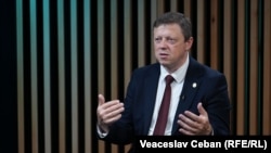 Vicepreședintele Comisiei Electorale Centrale, Pavel Postica, în studioul Europei Libere de la Chișinău, în timpul înregistrării podcastului „Pe Agendă” din luna mai 2025.