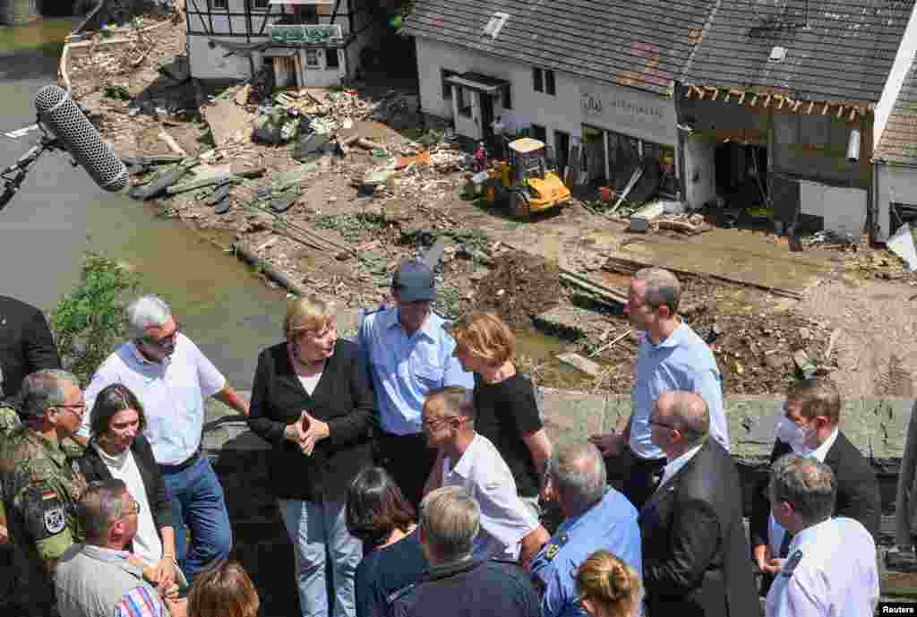 Nemačka kancelarka Angela Merkel i premijer države Rajna-Palatinat Malu Dreyer posećuju poplavljena područja kako bi izvideli štetu i upoznali preživele, u mestu Schuld kod Bad Neuenahr-Ahrveiler-a, država Rhineland-Palatinate, Nemačka, 18. jula 2021.