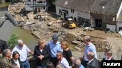 Nemačka kancelarka Angela Merkel i premijer države Rajna-Palatinat Malu Dreyer tokom posete poplavljenom području, u mestu Schuld blizu Bad Neuenahr-Ahrveiler, država Rhineland-Palatinate, Nemačka, 18. jula 2021.