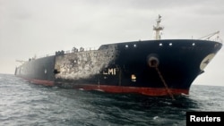 Дубай жағалауында дрон шабуылына ұшыраған "Әл-Салми" танкері. 31 наурыз, 2026 жыл. Фото: Handout via REUTERS.