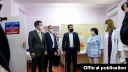 Премиерот Зоран Заев придружуван од министерот за здравство Венко Филипче и амбасадорот на НР Кина во Северна Македонија Џанг Ѕуо, го посетија вакциналниот пункт во поликлиниката „Јане Сандански“