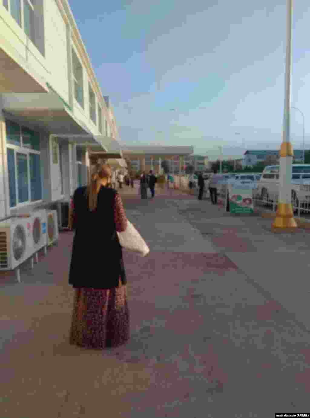 Lälezar bazarynda söwda eden aýal.&nbsp;