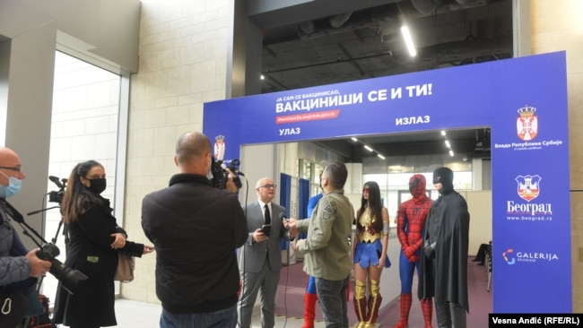 Zamenik gradonačelnika Beograda Goran Vesić sa "superherojima" na otvaranju vakcinalnog punkta u šoping centru "Galerija", 7. oktobar 2021.