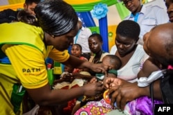 Një punëtore shëndetësore duke vaksinuar një fëmijë kundër malaries në Keni. Fotografi e vitit 2019.