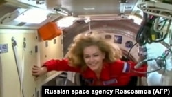Актриса Юлия Пересильд "входит" на космическую станцию