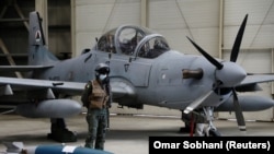 Një pilot afgan qëndron pranë një aeroplani ushtarak në Kabul më 17 shtator 2020.