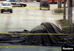 Sarajevska policija prekrila je automobil marke VW golf 17. marta 1999. koji je uništen u eksploziji automobila-bombe