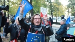 Demonstrație pro-europeană în fața Curții Constituționale a Poloniei, în 7 octombrie 2021, în ziua în care aceasta a decis că unele prevederi europene nu ar fi în acord cu Legea fundamentală a Poloniei. 