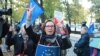 Ellenzéki tüntetők tiltakoznak a lengyel kormány és legfelsőbb bíróság EU-politikája ellen Varsóban 2021. október 7-én