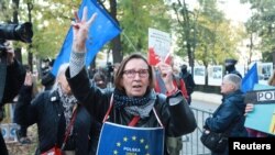 Manifestanții pro-Uniunea Europeană care au demonstrat ieri în fața Tribunalului Constituțional de la Varșovia au fost dezamăgiți. Magistrații au decis că regulile Uniunii Europene nu pot prevala în anumite cazuri asupra legislației interne.