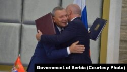 Nenad Popovic (desno), ministar bez portfelja u Vladi Srbije, i Jurij Borisov (levo), zamenik premijera Rusije. Zagrljaj tokom rusko-srpskog foruma na Zlatiboru, 7. oktobra 2021. 