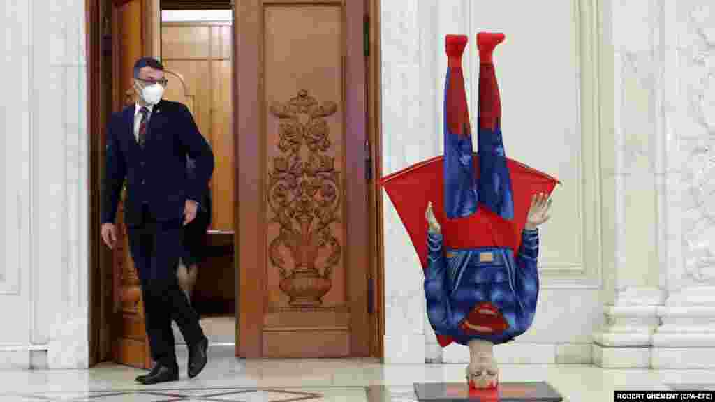 Egy, a földre zuhant Supermant ábrázoló baba a román parlament ülésterme előtt október 5-én, amikor Florin Cîţu miniszterelnök kormánya megbukott a bizalmi szavazáson