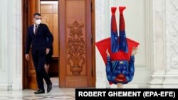 Statuia lui Superman în parlamentul României, înainte de votul împotriva premierului Florin Cîțu.