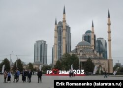 2021. október 5. Emberek sétálnak az Ahmed Kadirov-mecset közelében a Groznij város napja alkalmából rendezett ünnepségek idején