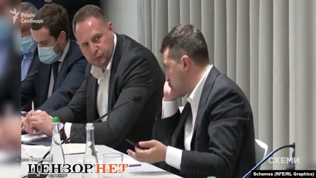 Під час наради з місцевими бізнесменами у червні 2020 року у Хмельницькій області Володимир Зеленський спілкувався телефоном саме з Євгеном Мецгером